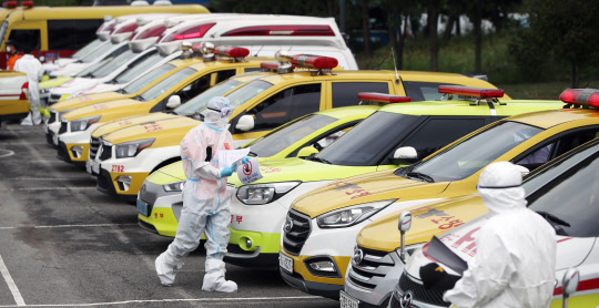 16일 오후 대구 달서구 두류정수장에서 대구소방안전본부 소속 소방대원들이 신종 코로나바이러스 감염증(코로나19) 대규모 재확산에 대비한 환자 이송 훈련을 하고 있다.  연합뉴스